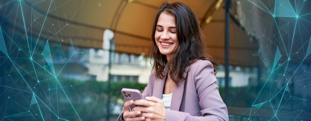 Mulher sorrindo enquanto olha para o celular, usando um blazer lilás em um ambiente externo. Elementos gráficos de linhas conectadas criam um efeito tecnológico na imagem.