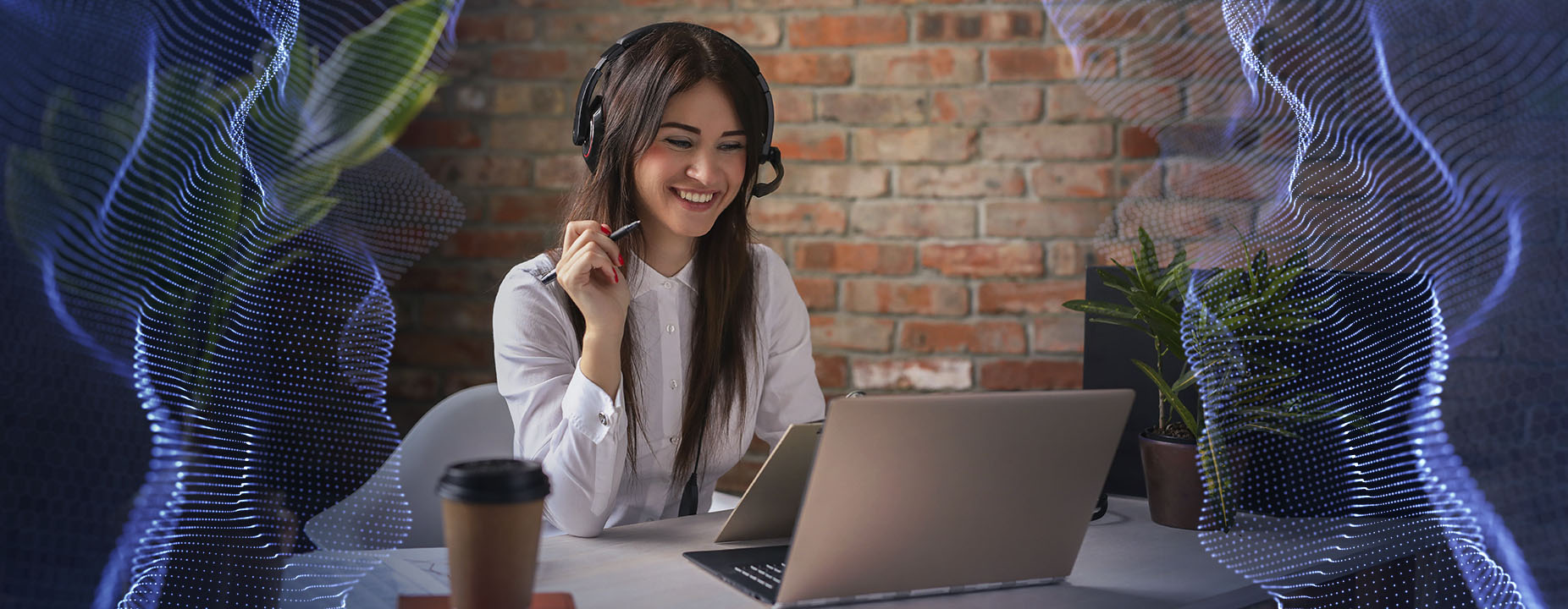 Mulher sorridente usando fones de ouvido em um ambiente de trabalho moderno, interagindo com laptop, simbolizando atendimento ao cliente com tecnologia avançada.