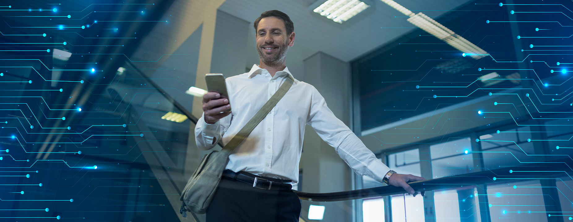 Homem sorridente utilizando um smartphone, com elementos digitais e linhas azuis simulando tecnologia ao fundo em um ambiente corporativo.