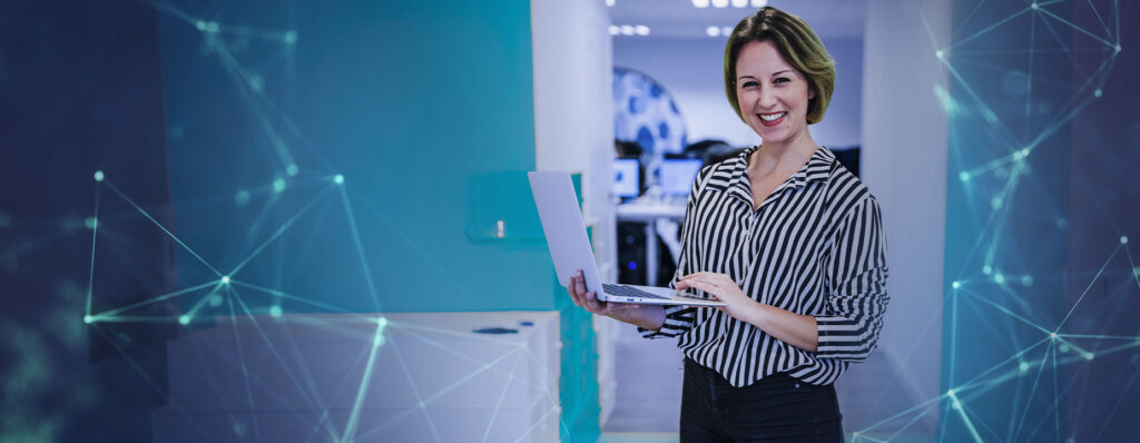 Mulher sorridente segurando um laptop em um ambiente corporativo moderno, com um fundo azul e elementos gráficos representando conectividade digital.