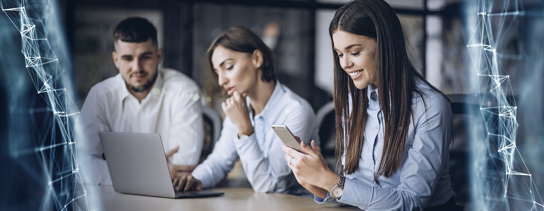 Profissionais em ambiente corporativo analisando dados em dispositivos digitais, simbolizando integração tecnológica e colaboração estratégica.