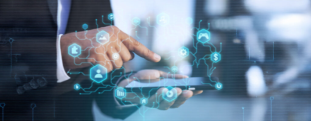 Pessoa em traje social usando um tablet com ícones digitais flutuantes representando tecnologia, automação e conectividade.