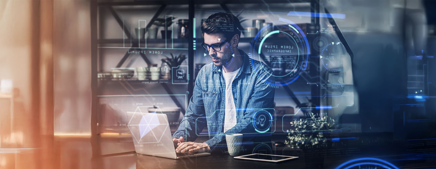 Homem usando notebook em um ambiente moderno com elementos gráficos digitais futuristas. Interface holográfica sugere conexão com tecnologia e análise de dados.