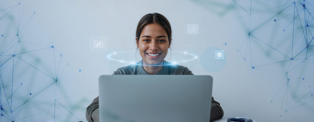 Mulher sorridente usando notebook, com elementos gráficos digitais ao redor, representando tecnologia e conexão em ambiente virtual.