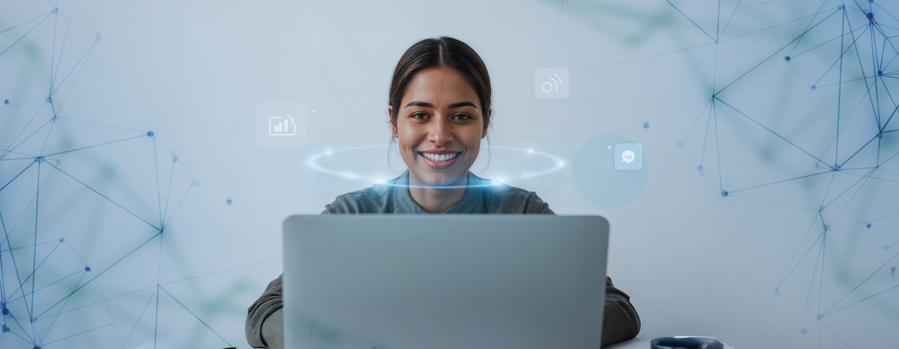 Mulher sorridente usando notebook, com elementos gráficos digitais ao redor, representando tecnologia e conexão em ambiente virtual.