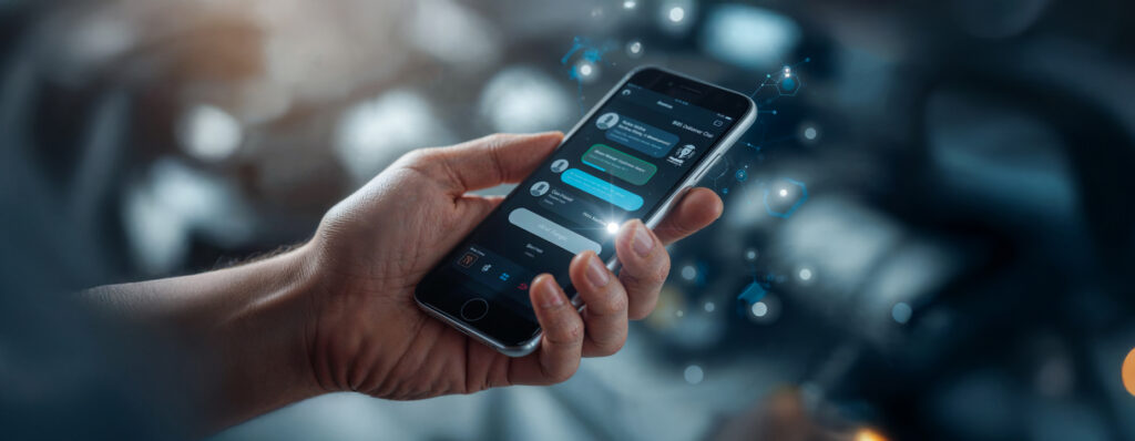 Pessoa segurando smartphone com tela exibindo mensagens em um chatbot de atendimento digital no WhatsApp.