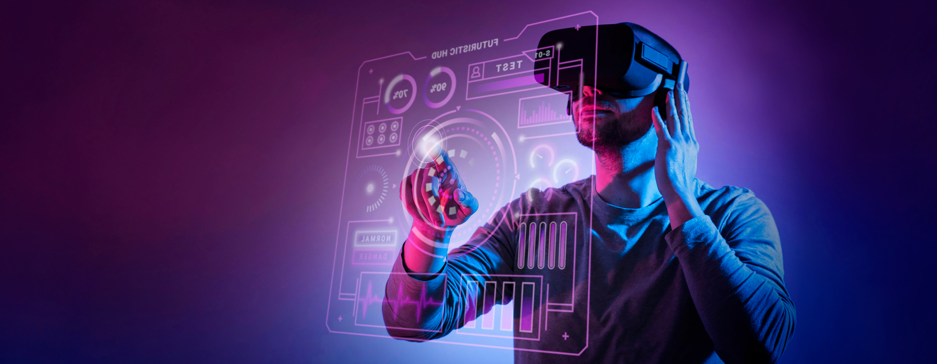Homem usando óculos de realidade virtual interage com painel holográfico futurista em ambiente iluminado por luzes roxas e azuis.
